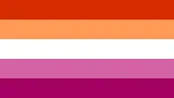 Un drapeau composé de bandes horizontales, de haut en bas : rouge-orange, corail, blanc, lilas et magenta.