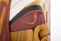 Visages sculptés en bois.