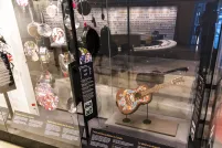 Une guitare est exposée dans une vitrine au-dessus d’un panneau sur lequel on peut lire « La vérité et la réconciliation au Canada ».