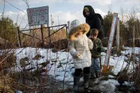 Une mère et deux enfants qui traversent la frontière canado-américaine.