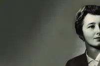 Portrait en noir et blanc d’une femme qui regarde vers notre droite.