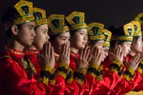 Des danseuses en tenue traditionnelle.