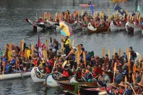 Quelques centaines de personnes dans 20 canots.