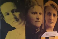 Grandes photographies de cinq femmes sur le mur d'une exposition du Musée. Il s'agit des « Célèbres Cinq » - Nellie McLung, Emily Murphy, Irene Parlby, Louise McKinney et Henrietta Edwards.