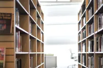 Étagères de livres bien éclairées.