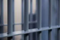 Gros plan sur les barres d’une cellule de prison.