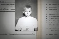 Une photo en noir et blanc d’un garçon à l’air triste est collée sur un formulaire d’admission à une institution qui demande son nom, la date de son admission et son état mental.