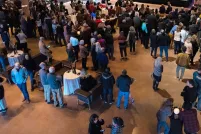 Une salle bondée de gens.