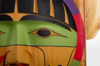 Visages sculptés en bois.