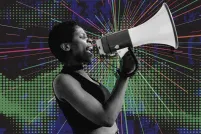 Au centre de l'image, une femme tenant avec enthousiasme un mégaphone est entourée de rayons multicolores sur un fond bleu et vert tacheté.