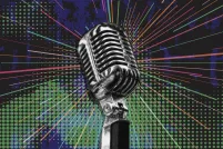 Un microphone chromé de style ancien au centre de l'image est entouré de rayons multicolores sur un fond tacheté de bleu et de vert.