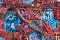 Une image de 24 tuiles en mosaïque représentant des expériences métisses dans les systèmes scolaires coloniaux. Les tuiles sont assemblées de façon à représenter un symbole d’infinité sur fond bleu.