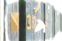 Illustration simple d'un colibri blanc qui crochète la serrure d'une porte et l'ouvre. La porte se trouve dans une rangée de portes.