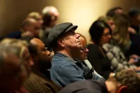 Des gens assis dans un auditoire.