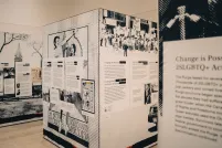 Une exposition pop-up présentant trois panneaux distincts en forme de cube noir et blanc. Le plus proche affiche « Le changement est possible ».