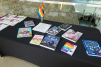 Une table avec une nappe noire et des livres colorés sur les 2SLGBTQI+.