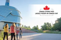 Un groupe de personnes se dirige vers un bâtiment en verre entouré de verdure. En haut de l'image, on peut lire « Laissez-passer un Canada fort » en anglais et en français.