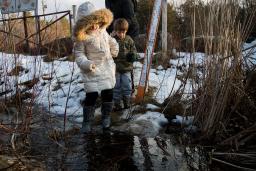 Une mère et deux enfants qui traversent la frontière canado-américaine.