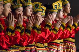 Des danseuses en tenue traditionnelle.