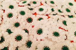 Un grand nombre de fleurs tricotées blanches aux pistils verts.