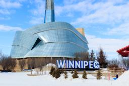 Image du MCDP en hiver avec le signe Winnipeg. 