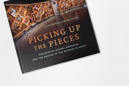 Couverture d’un livre avec le titre « Picking up the pieces »