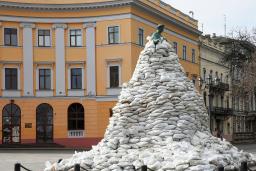Un monument du fondateur de la ville, le duc de Richelieu, est recouvert de sacs de sable pour le protéger, dans le contexte de l'invasion de l'Ukraine par la Russie, dans le centre d'Odessa, le 9 mars.
