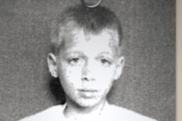 Une photo en noir et blanc d’un garçon à l’air triste est collée sur un formulaire d’admission à une institution qui demande son nom, la date de son admission et son état mental.