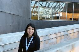 Une femme souriante sur les rampes d'albâtre du Musée.