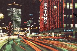 Photo du centre-ville de Winnipeg à la fin des années 1960 où l’on voit l’édifice Eatons décoré de nombreuses lumières de Noël.