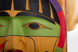 Visages sculptés en bois.