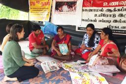 Dans la ville sri-lankaise de Vavuniya en 2017, Elaine Pearson rencontre des mères tamoules qui protestent contre la disparition forcée de leurs enfants pendant la guerre civile au Sri Lanka.