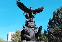 Le Monument national érigé en l’honneur des anciens combattants autochtones, une statue extérieure représentant trois anciens combattants autochtones, un ours, un loup et un aigle qui prend son envol.