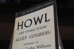 Un livre dans une exposition. Sur la couverture, on peut lire : The Pocket Poets Series. Howl and Other Poems. Allen Ginsberg. Introduction by William Carlos Williams. Number Four.