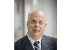 Portrait de David Lepofsky, un homme d’âge mûr en complet-cravate.