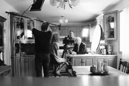 Tournage d'une scène du film Fruit Machine, 2 personnes conversant au comptoir d'une cuisine.