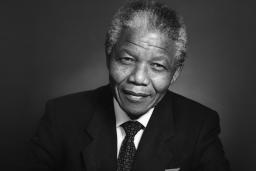 Portrait en noir et blanc de Nelson Mandela