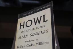 Un livre dans une exposition. Sur la couverture, on peut lire : The Pocket Poets Series. Howl and Other Poems. Allen Ginsberg. Introduction by William Carlos Williams. Number Four.