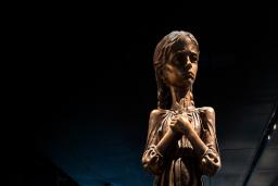 Une statue d’une fillette tenant des épis de blé.