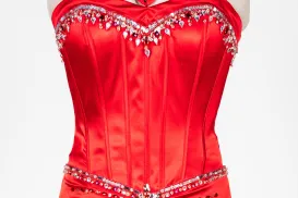 Une élégante robe rouge.