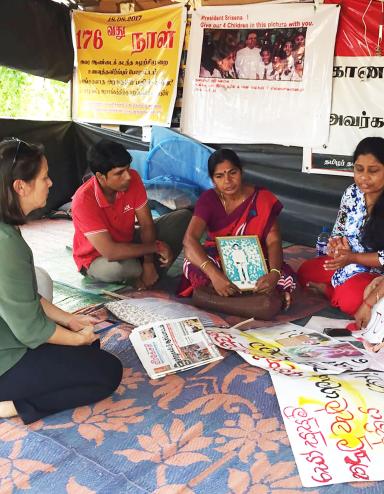 Dans la ville sri-lankaise de Vavuniya en 2017, Elaine Pearson rencontre des mères tamoules qui protestent contre la disparition forcée de leurs enfants pendant la guerre civile au Sri Lanka. Visibilité masquée.