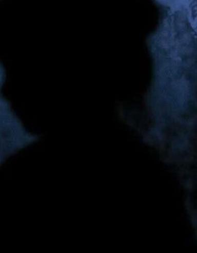 Image sombre de la silhouette d’un jeune enfant contre une fenêtre à travers laquelle on voit des arbres flous et un poteau électrique. La lumière est un ton violacé de crépuscule. Visibilité masquée.