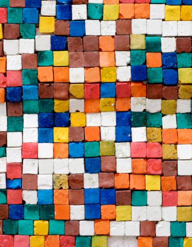 Des tuiles carrées de différentes couleurs et placées de manière aléatoire sont photographiées d'en haut, ce qui crée un effet de pixellisation. Visibilité masquée.