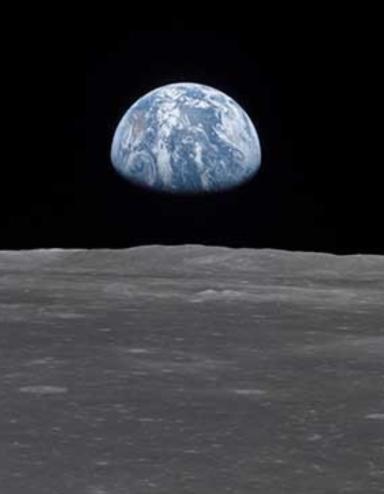 View of earth rising above the lunar horizon, showing the blue and white planet against the dark backdrop of space as seen from the moon’s surface. Visibilité masquée.