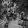 Des femmes, des enfants et des hommes rohingyas marchent dans l’eau d’une rivière qui leur monte jusqu’à la taille. Certaines personnes portent des jeunes enfants alors que d’autres portent des sacs de possessions, dont des articles ménagers.