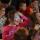 Un groupe d’enfants aux visages peints rient et font des gestes.