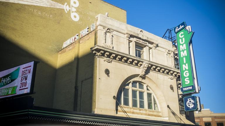 Une photo d’un vieux théâtre. Sur la façade de l’immeuble, il y a une enseigne qui dit « Burton Cummings Theatre ».