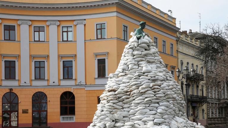 Un monument du fondateur de la ville, le duc de Richelieu, est recouvert de sacs de sable pour le protéger, dans le contexte de l'invasion de l'Ukraine par la Russie, dans le centre d'Odessa, le 9 mars. Visibilité masquée.