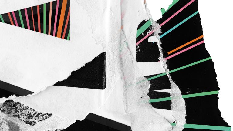 Un paquet de papier noir et blanc déchiré avec des couches de bandes pastel multicolores. Visibilité masquée.