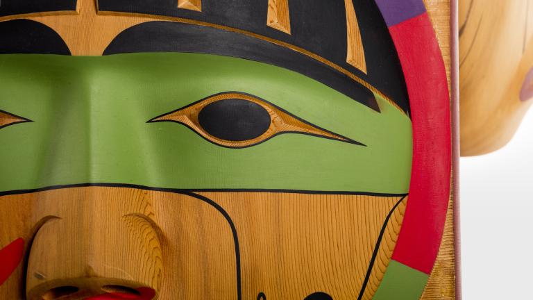 Visages sculptés en bois. Visibilité masquée.